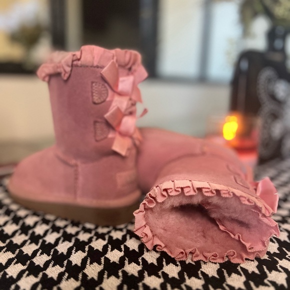 UGG Kids Light Pink Boots with Ruffle Detail đź’• - Picture 3 of 6